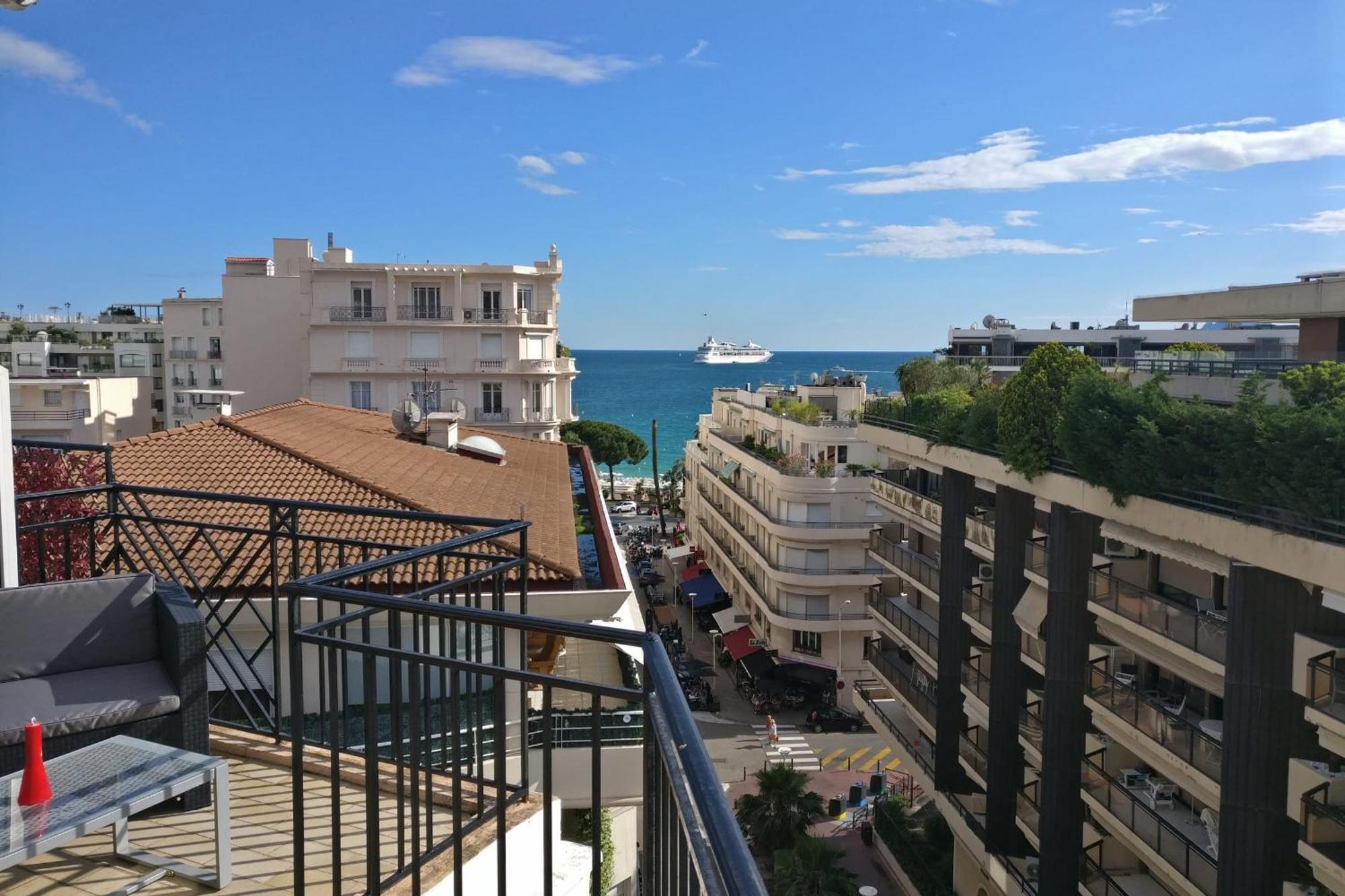 Nice Apartment Last Floor With Terrace And Clear View On The Sea 칸느 객실 사진